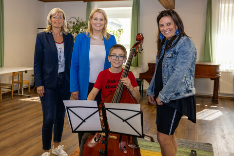 LRin Mag.a (FH) Daniela Winkler mit ZMS-Neusiedl-Direktorin Mag.a Johanna Ensbacher und Neusiedls Bürgermeisterin LAbg. Elisabeth Böhm.