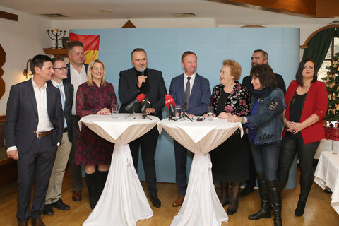 Landeshauptmann Hans Peter Doskozil und Landeshauptmann-Stellvertreter Johann Tschürtz, die eine erfolgreiche Abschlussbilanz aus viereinhalb Jahren SPÖ-FPÖ-Regierungszusammenarbeit präsentierten, mit dem Regierungsteam und den Landtagspräsidentinnen Dunst und Benkö und KO Géza Molnár.