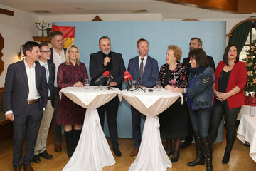 Landeshauptmann Hans Peter Doskozil und Landeshauptmann-Stellvertreter Johann Tschürtz, die eine erfolgreiche Abschlussbilanz aus viereinhalb Jahren SPÖ-FPÖ-Regierungszusammenarbeit präsentierten, mit dem Regierungsteam und den Landtagspräsidentinnen Dunst und Benkö und KO Géza Molnár.