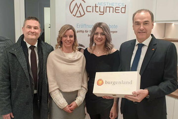 Landesrat Dr. Leonhard Schneemann (r.) gratulierte Dr. Andreas Ochsenhofer sowie den Damen von "City Med Aesthetics", Stefanie Böhm und Sarah Böhm (v.l.) zur gelungenen Neueröffnung in Oberwart.