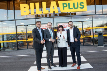 Wirtschaftslandesrat Dr. Leonhard Schneemann (2.v.l.) mit Betriebsleiter Goran Savic, Vertriebsleiterin Manuela Hermann und Marktleiter Sven Farkas (v.l.) vor dem neuen Billa Plus in Steinberg-Dörfl.