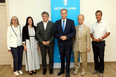 Fachbereichsleiterin Eva Horvath, Förderwerkstätten-Leiterin Rita Keserovic, Generalsekretär von RETTET DAS KIND-Österreich, Mag. Walter Paulhart, Landesrat Dr. Leonhard Schneemann, Präsident von RETTET DAS KIND-Österreich, Mag. Karl Semlitsch und Dr. Peter Rezar (v. l. n. r.) bei der Eröffnung der erweiterten und sanierten Förderwerkstätte Oberpullendorf.