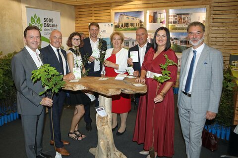 Landtagspräsidentin Verena Dunst (4.v.r.) mit Nikolaus Berlakovich, Georg Rosner, Geschäftsführer Michael Oberfeichtner mit seiner Tochter Jessica (beide OK Energie-Haus Großpetersdorf), Klaus Sagmeister, Astrid Eisenkopf und Markus Tuider (v.l.). Michael Oberfeichtner und sein Team verschenken unter dem Motto "Pflanz mich" 5.000 Bäume an die Besucher der Inform.