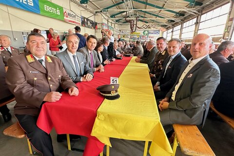 Landesrat Dr. Leonhard Schneemann beim Festakt zur Segnung und Übergabe des Wechselladerfahrzeuges mit Kran für die Freiwillige Feuerwehr Jennersdorf.
