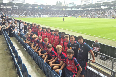 Die U15-Mannschaft der Fußballakademie Burgenland beim ersten Meisterschaftsspiel des Kooperationspartners und amtierenden Fußballmeisters Puntigamer Sturm Graz.