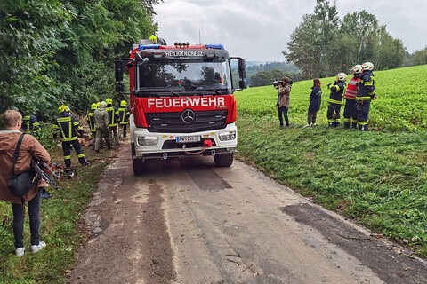 Die Einsatzeinheiten stellten in Litzelsdorf einige Szenarien nach. So musste die Straße von Ästen befreit werden.