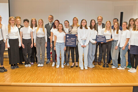 Bildungslandesrätin Mag.a Daniela Winkler mit Schülerinnen, die Lieder in verschiedenen Sprachen darboten.