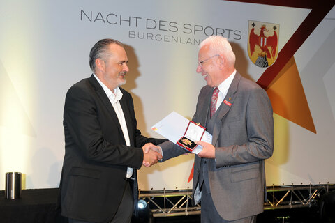 Landeshauptmann Hans Peter Doskozil überreichte Anton Pinezich das Großes Goldene Ehrenzeichen des Landes Burgenland