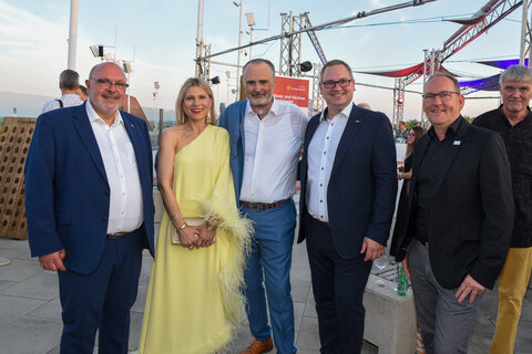 Landeshauptmann Hans Peter Doskozil begrüßte Kulturpartner aus Rudolstadt mit Bürgermeister Jörg Reichl (1. v. l.) bei den Seefestspielen in Mörbisch.