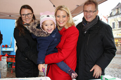 Jugendlandesrätin Mag.a (FH) Daniela Winkler nahm den 30. Jahrestages zum Anlass, um in der Fußgängerzone in Eisenstadt mit Unterstützung von Anna-Lena und Vertretern des Landesjugendforums eine Geburtstagstorte anzuschneiden und zu verteilen