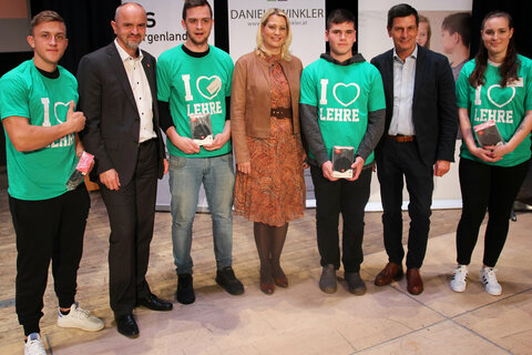 Landesrätin Daniela Winkler, Landesrat Christian Illedits und Bildungsdirektor Heinz Josef Zitz gratulierten den siegreichen Teams von Schülerinnen und Schülern der Berufsschulen Eisenstadt, Mattersburg, Pinkafeld und Oberwart.