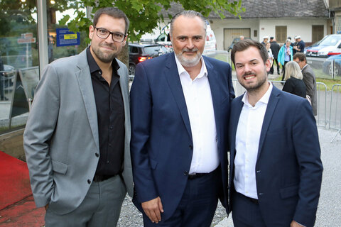 Landeshauptmann Hans Peter Doskozil (Mitte) mit den Kabarettisten "Flo & Wisch", Florian Roehlich und David Krammer (v.l.).