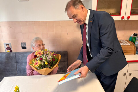 Landesrat Dr. Leonhard Schneemann und Bürgermeisterin Michaela Raber gratulierten Maria Marx zu ihrem 100. Geburtstag.