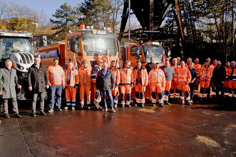 Landesrat Heinrich Dorner mit Roland Ackerler, Josef Wagner, Jürgen Glöckl und Wolfgang Heckenast sowie Mitarbeiterinnen und Mitarbeitern des Standortes Oberpullendorf des Bau und Betrieb Nord (BBN).