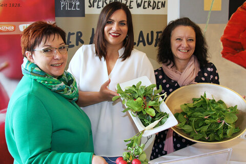 Herta Walits-Guttmann vom Gasthof Walits-Guttmann in Deutsch Tschantschendorf, Landesrätin Mag.a Astrid Eisenkopf und Astrid Fuchs vom Gasthaus Fuchs in Weppersdorf