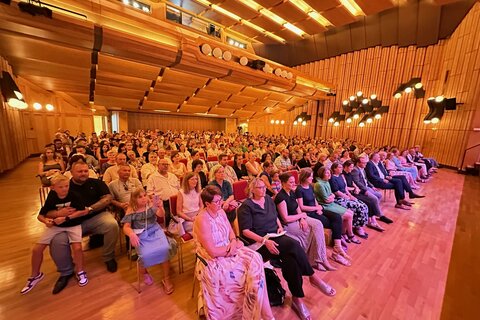 Viele Verwandte der Absolventinnen und Absolventen waren gekommen, um beim Festakt dabei zu sein.