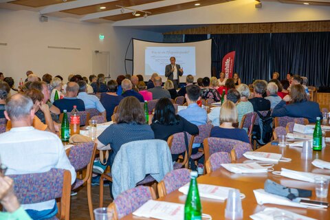 Soziallandesrat Dr. Leonhard Schneemann präsentierte die Aufteilung der neuen Pflegeregionen.