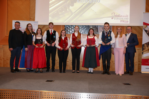 Jugendlandesrätin Mag.a (FH) Daniela Winkler mit Blasmusikverband-Landesobmann DI Peter Reichstädter (r.), Laura Arzberger, Jugendreferentin Blasmusikverband Burgenland (2.v.l), Landeskapellmeister der Blasmusik Burgenland und Kapellmeister der Militärmusik Burgenland, Hans Kausz (l.),und den Ausgezeichneten in Gold aus dem Bezirk Neusiedl am See Marie-Theres Allacher (Oboe und Flöte, MV Bauernkapelle Gols), Lukas Kuni (Trompete, MV Kittsee), Isabella Riepl (Querflöte, MV Bauernkapelle Gols), Natalie Hillinger (Klarinette, MV Winden), Laura Sophie Weidhofer (Querflöte, MV Wallern-Pamhagen) und Michael Michitsch (Saxophon, MV Seewinkel Apetlon)