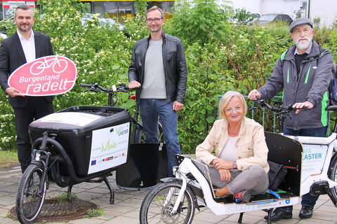 Verkehrslandesrat Heinrich Dorner und Bürgermeisterin Ingrid Salamon gaben vor dem Rathaus mit der Übergabe der Räder an die neuen RadlgeberInnen den Startschuss für die Frühjahrssaison