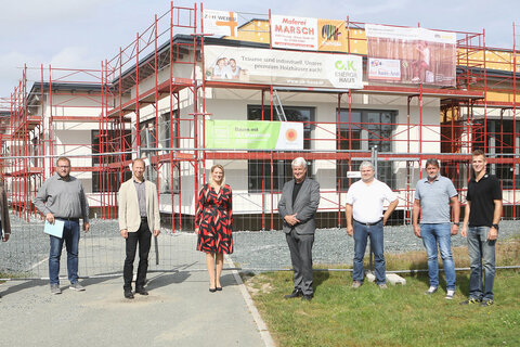 Bildungslandesrätin Mag.a (FH) Daniela Winkler präsentierte gemeinsam mit Mag. Harald Ziniel, Fachinspektor für Bewegung und Sport der Bildungsdirektion Burgenland, Projektleiter Diplomsportlehrer Professor Gerhard Judmayer und Direktor Karl Knor in Neuberg im Bezirk Güssing das Pilotprojekt „Neuromotorisches Lernen“ und konnte sich dabei auch vom raschen Baufortschritt der neuen örtlichen Volksschule überzeugen