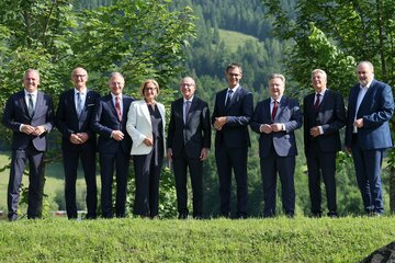 Landeshauptleutekonferenz in Leogang (Salzburg) unter dem Vorsitz von Landeshauptmann Wilfried Haslauer am 6. Juni 2025. Im Bild (v.l.): Landeshauptmann Mario Kunasek (Steiermark), Landeshauptmann Anton Mattle (Tirol), Landeshauptmann Thomas Stelzer (Oberösterreich), Landeshauptfrau Johanna Mikl-Leitner (Niederösterreich), Landeshauptmann Wilfried Haslauer (Salzburg), Landeshauptmann Markus Wallner (Vorarlberg), Landeshauptmann und Bürgermeister Michael Ludwig (Wien), Landeshauptmann Peter Kaiser (Kärnten) und Landeshauptmann Hans Peter Doskozil (Burgenland).