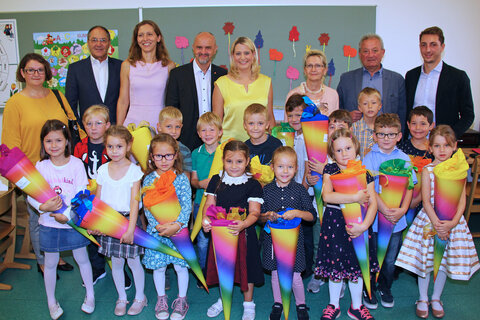 Bildungslandesrätin Mag.a (FH) Daniela Winkler begrüßte gemeinsam mit Bildungsdirektor Mag. Heinz Josef Zitz zum Schulstart die 17 Taferlklassler und stellte mit Andrea Grath von der NMS Illmitz jene Pädagogin vor, die in dieser Schule den zusätzlichen kostenlosen Englischunterricht leiten wird.