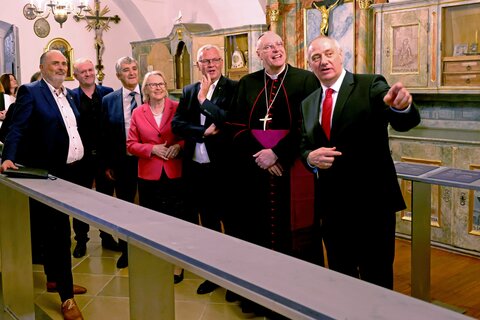 Diözesankurator Bernhard Weinhäusel (im Bild rechts) führte die Ehrengäste durch das nun in der Bergkirche beheimatete Diözesanmuseum.