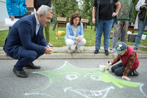 Landesrat Mag. Heinrich Dorner besichtigte die Kunstwerke der Schülerinnen und Schüler in Oberpullendorf.