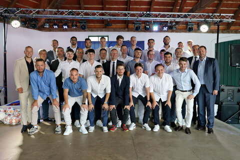 Die Mannschaft des ASV Pöttsching mit allen Ehrengästen und Funktionär*innen