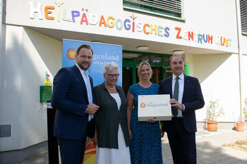 Bei der Feier zum 20-jährigen Jubiläum des HPZ Rust (v.l.): Dr. Johannes Zsifkovits, Geschäftsführer der Soziale Dienste Burgenland GmbH, Dr.in Michaela Fried, Ärztliche Leiterin HPZ Rust, Mag.a Carmen Halper-Moser, Psychologische u. Pädagogische Leitung HPZ, und Landesrat Dr. Leonhard Schneemann.