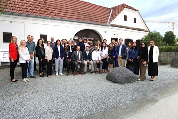 Landesrat Leonhard Schneemann begrüßte internationale Führungskräfte und Entscheidungsträgerinnen und Entscheidungsträger beim offiziellen Empfang des Austrian Leadership Programms (ALPS) des österreichischen Außenministeriums im Arkadenheurigen Bad Tatzmannsdorf.