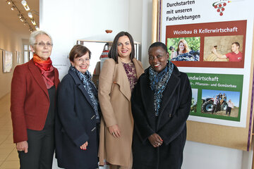 Prominenter Besuch in der Landwirtschaftlichen Fachschule Eisenstadt. v.l. Direktorin Prof. Ing. Eva Ackerl Bed MA MSc, Doris Schmidauer, Schirmherrin der Sauti Kuu Foundation, LH-Stv.in Mag.a Astrid Eisenkopf, Dr. Auma Obama, Leiterin der Sauti Kuu Foundation