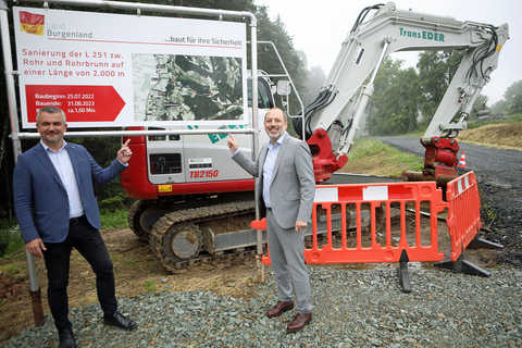 Landesrat Mag. Heinrich Dorner und Baudirektor DI (FH) Wolfgang Heckenast (v.l.) vor einer der Baustellen im Bezirk Güssing auf der Landesstraße in Rohr.