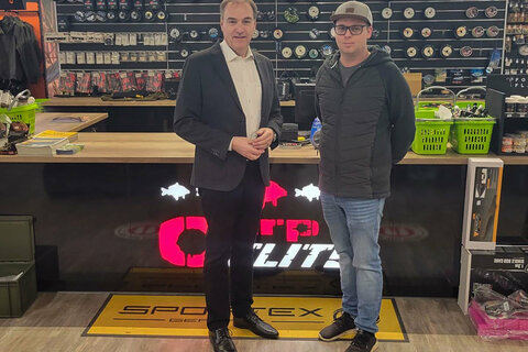 Wirtschaftsandesrat Dr. Leonhard Schneemann mit Andreas Pratl im Angelshop Carpelite in Pinkafeld