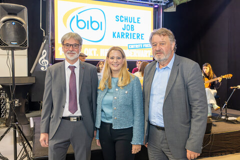 (v.l.) Markus Tuider, Organisator, Landesrätin Daniela Winkler und Bildungsdirektor Alfred Lehner auf der BIBI-Messe in Oberwart.