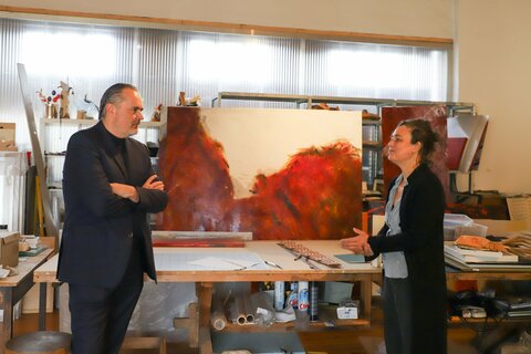 Landeshauptmann Mag. Hans Peter Doskozil, Kulturreferent in der burgenländischen Landesregierung, stellt die Künstlerin Mag.a Birgit Sauer als neue Koordinatorin für zeitgenössische bildende Kunst im Burgenland vor.