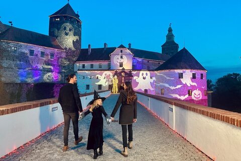 Mystische Wesen, magische Projektionen und schaurig schöne Überraschungen machen Burg Schlaining rund um Halloween zu einer faszinierenden Gruselwelt für die ganze Familie.