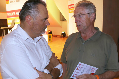 Im Anschluss an die offizielle Fragestunde nahm sich Landeshauptmann Hans Peter Doskozil auch noch Zeit, persönlich mit den Besuchern über ihre Anliegen und Ideen zu diskutieren.