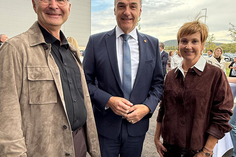 Landesrat Leonhard Schneemann (Bildmitte) mit Geschäftsführer Horst Kögl (links im Bild) und Ehefrau Sonja Kögl.