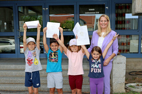 Bildungslandesrätin Winkler gratuliert den Schülerinnen und Schülern zu ihren Leistungen und wünscht schöne und erholsame Ferien