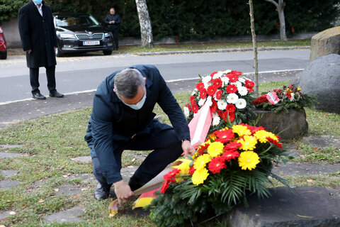 Landesrat Heinrich Dorner legte beim Mahnmal einen Kranz nieder
