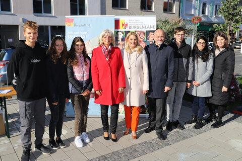 Landesrätin Mag.a (FH) Daniela Winkler, Bürgermeisterin LAbg. Elisabeth Böhm und Bildungsdirektor Mag. Heinz Josef Zitz gemeinsam mit Schülerinnen und Schülern der Unter- und Oberstufen bei der "Meile der Vielfalt" 2022 in Neusiedl am See