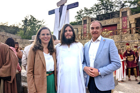 Nach der Vorstellung gratulierten Landeshauptmann-Stellvertreterin Anja Haider-Wallner und Landesrat Dr. Leonhard Schneemann dem Jesus-Darsteller Andreas Schalling.