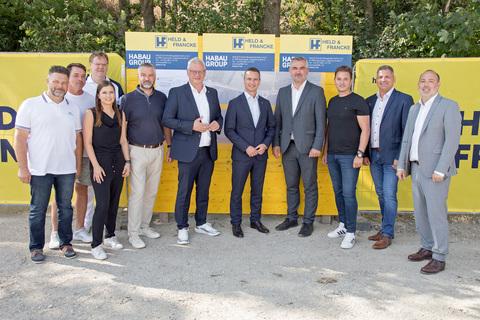 Verkehrslandesrat Mag. Heinrich Dorner (4.v.r.), 1. Landtagspräsident Robert Hergovich, (5.v.r.), Abteilungsvorstand Baudirektor DI (FH) Wolfgang Heckenast von der Abteilung 5 - Baudirektion, Land Burgenland (r.), Eisenstadts Bürgermeister Mag. Thomas Steiner (6.v.l.), Trausdorfs Bürgermeister Andreas Rotpuller (2.v.r.) sowie weitere Beteiligte am Bauprojekt.