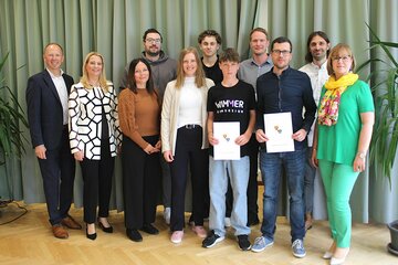 Erfolge bei Bundesmeisterschaften: Bildungslandesrätin Daniela Winkler, Harald Ziniel, Fachinspektor für Bewegung und Sport in der Bildungsdirektion Burgenland und ecole-Direktorin Karin Schneemann mit den Ausgezeichneten.