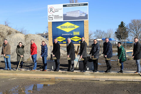 Infrastrukturlandesrat Heinrich Dorner und Bürgermeister Gerold Stagl gemeinsam mit Vertreter:innen der Freistadt Rust, der „Projektentwicklung Burgenland GmbH“ (PEB) sowie der bauausführenden Firma beim Spatenstich für den neuen Bauhof