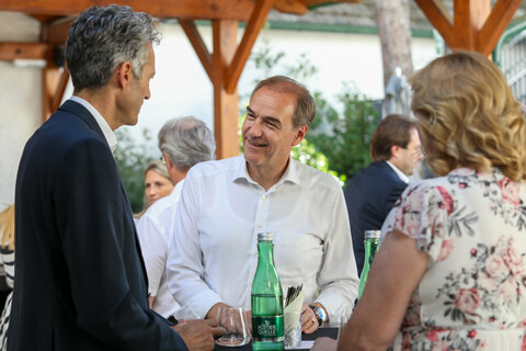 Wirtschaftslandesrat Dr. Leonhard Schneemann im Gespräch am Wirtschaftsstammtisch Burgenland im „The Quarter“ in Andau.