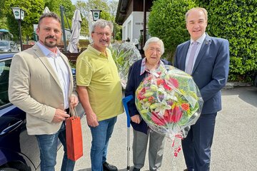 Landesrat Dr. Leonhard Schneemann, Bocksdorfs Bürgermeister Franz Pelzmann (2.v.l) und Gemeindekassier Christian Gurdet (l.) gratulierten Maria Tamandl herzlich zu ihrem 100. Geburtstag