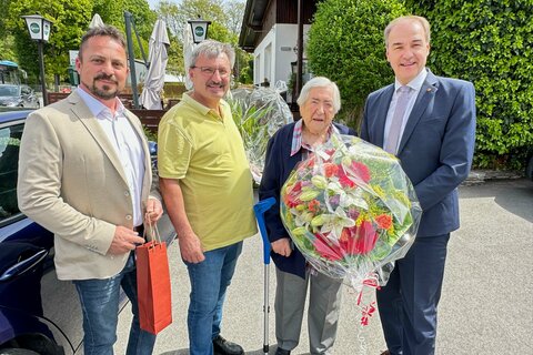 Landesrat Dr. Leonhard Schneemann, Bocksdorfs Bürgermeister Franz Pelzmann (2.v.l) und Gemeindekassier Christian Gurdet (l.) gratulierten Maria Tamandl herzlich zu ihrem 100. Geburtstag