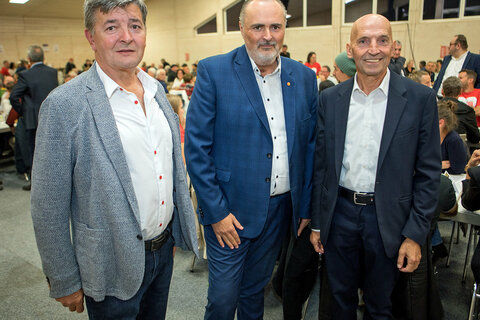 Güttenbachs Vizebürgermeister Helmut Kovacsits, Landeshauptmann Hans Peter Doskozil und Bürgermeister Leo Radakovits (v.l.) beim Festakt des Tennisclubs Güttenbach in der Vereinshalle.